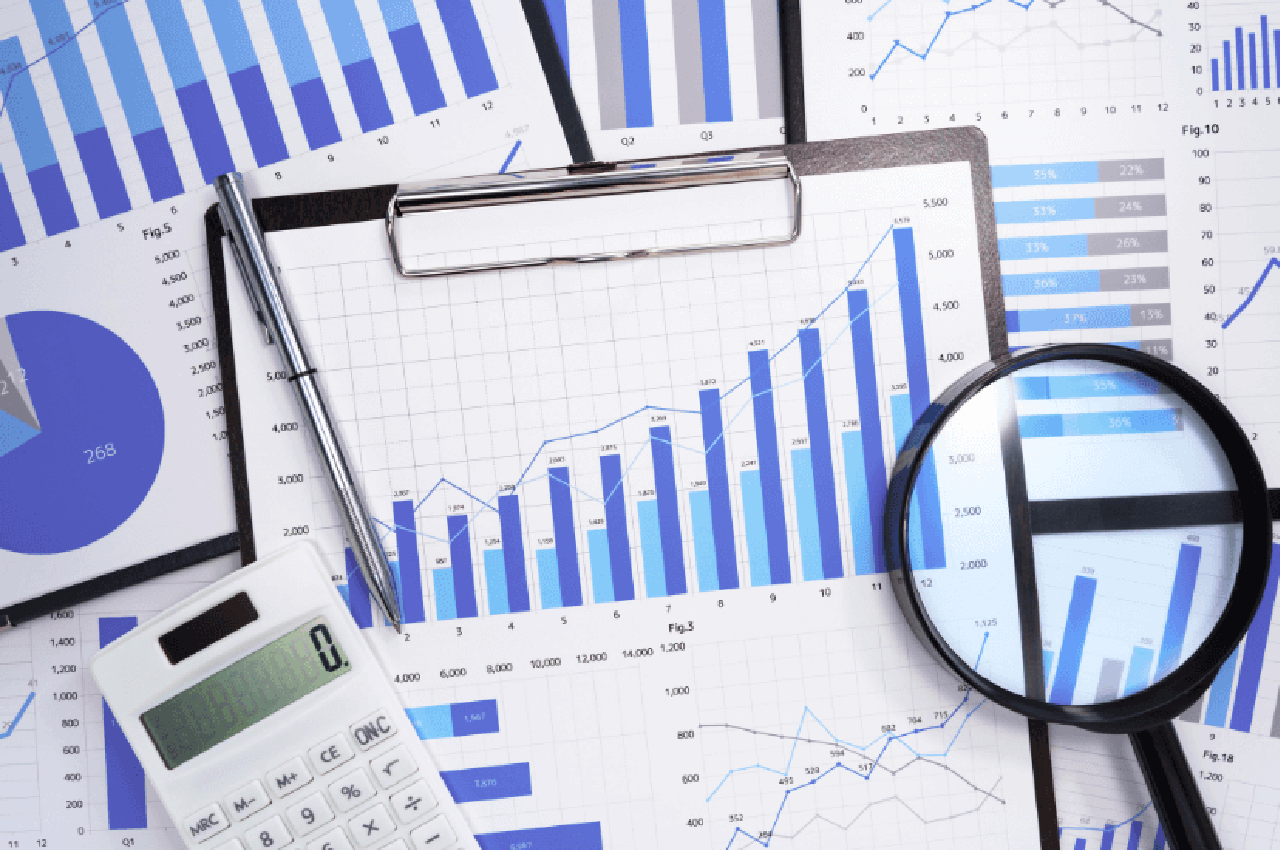 Grafici finanziari e calcolatrice