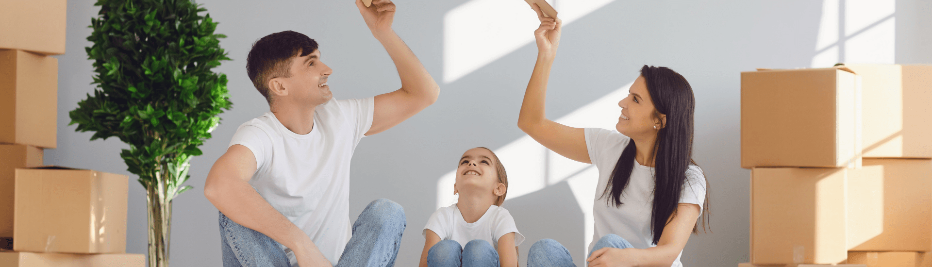 Coppia di inquilini con una bambina all’interno della loro nuova casa, a simboleggiare il contratto di locazione a canone libero.