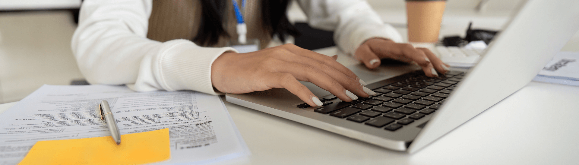 Compilazione online del modello 730 per detrazione affitto, documento su scrivania e mani al computer