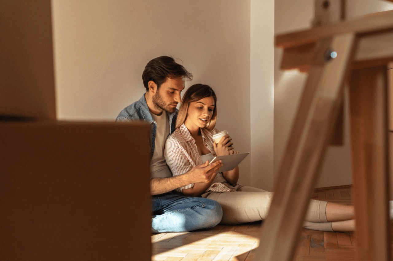 Coppia valuta un annuncio immobiliare sul tablet
