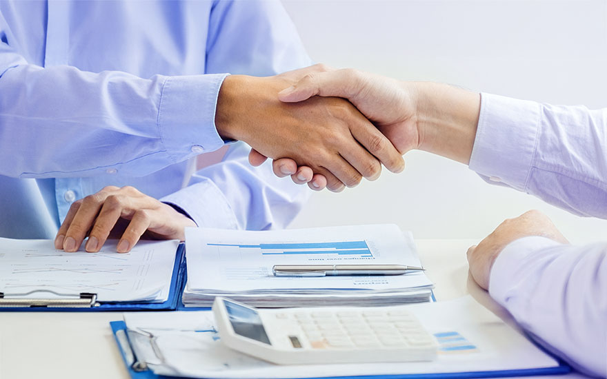 Coppia seduta tra scatoloni in casa, con espressione stressata, contesto associato alla sospensione del contratto di locazione