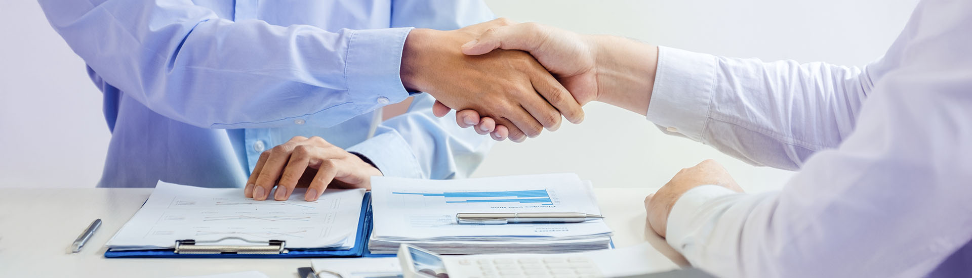 Coppia preoccupata tra scatoloni durante un trasloco, situazione difficile legata alla sospensione del contratto di locazione