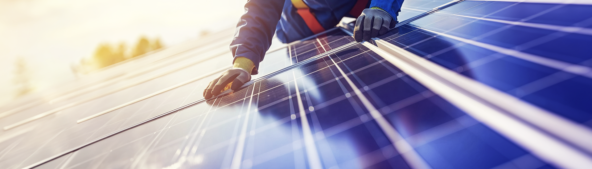 Installazione di pannelli, esempio di intervento per abitazioni sostenibili in linea con gli obiettivi case green 2030