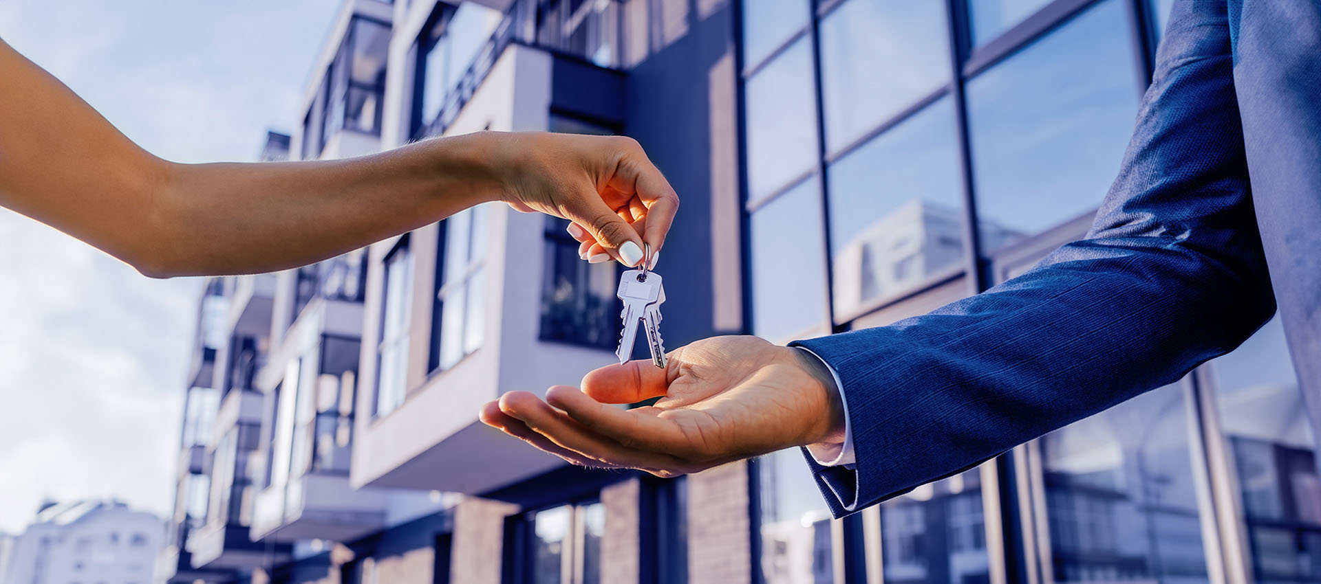 Passaggio di chiavi tra proprietaria e nuovo occupante dell'immobile, in un accordo di comodato d'uso gratuito o locazione.