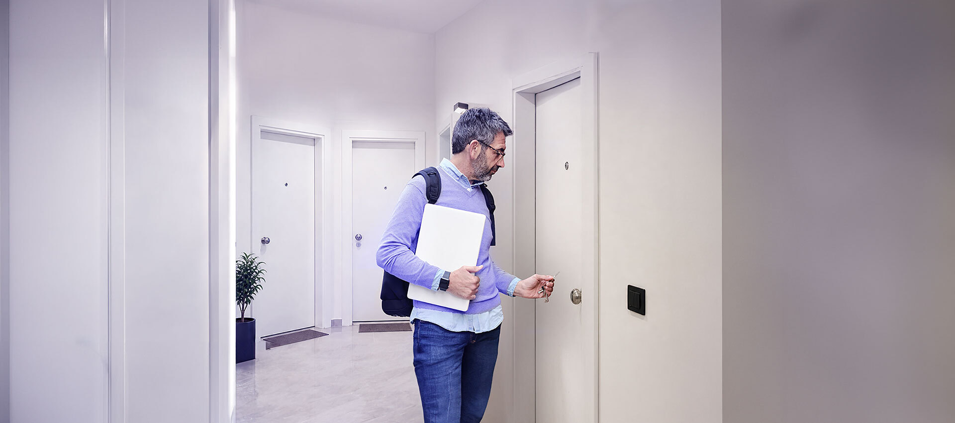 Uomo davanti alla porta di un appartamento con chiavi in mano, situazione che richiama il tema se il proprietario può entrare nella casa in affitto