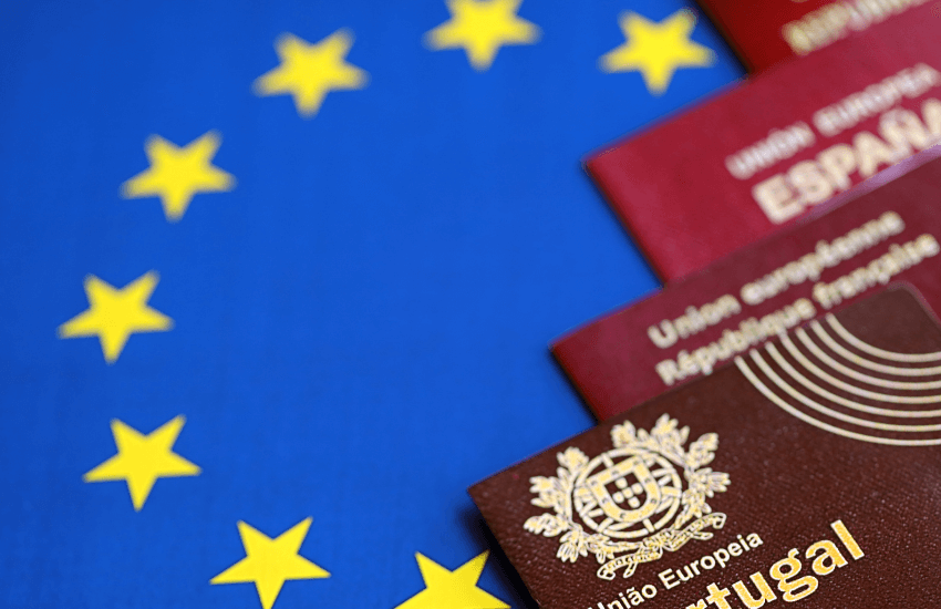 Bandiera dell’Unione Europea accanto a documenti per la dichiarazione di ospitalità per cittadini stranieri