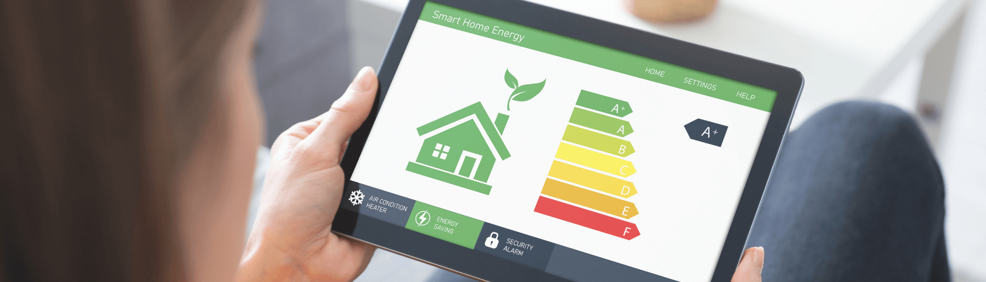 Tablet che mostra la scala di efficienza energetica dell'Attestato di Prestazione Energetica (APE), con classi dalla A+ alla F.