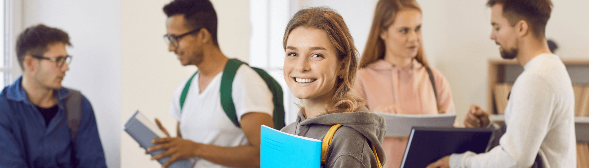 Studentessa con un quaderno in mano, a rappresentare la ricerca di un contratto di affitto per studenti stranieri 