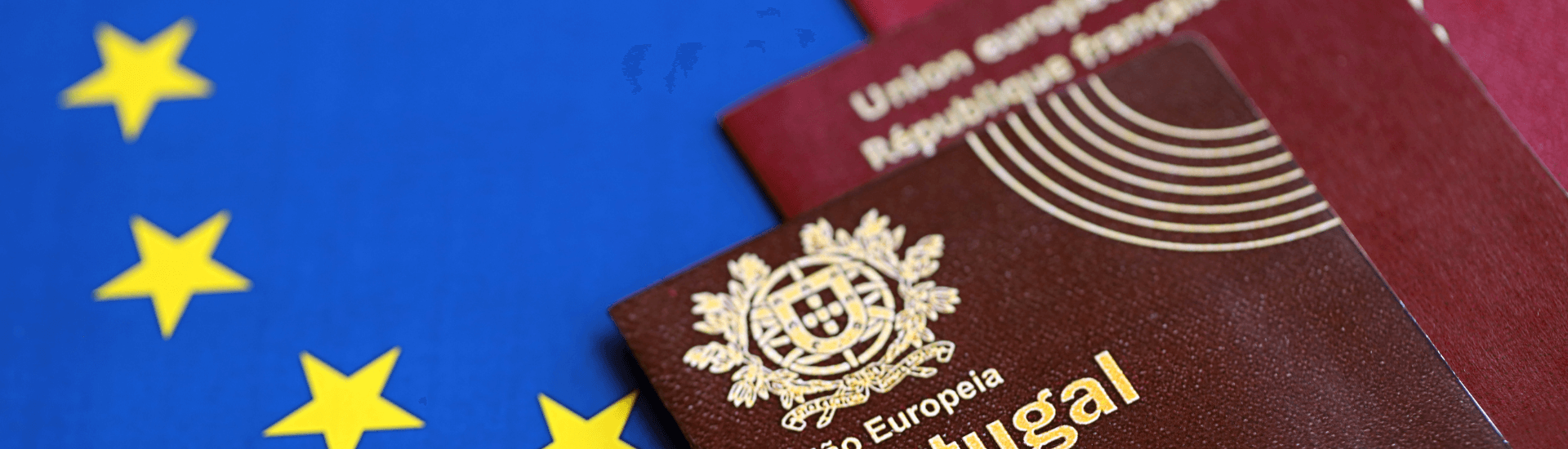 Documentazione per dichiarazione di ospitalità per stranieri con bandiera dell’Unione Europea sullo sfondo