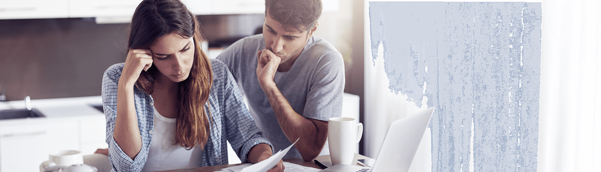 Coppia che controlla documenti legali legati a un inquilino moroso