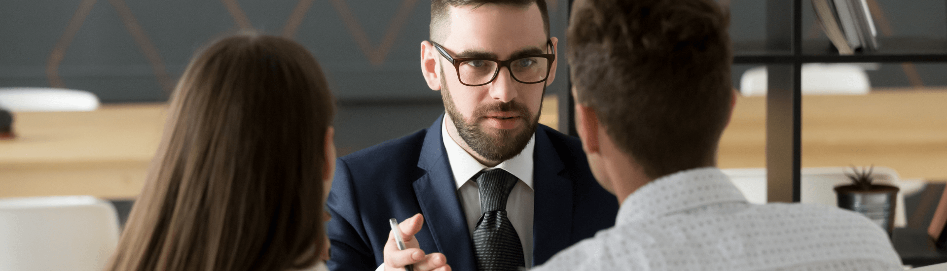 Figura del rental property manager che dialoga con una coppia di inquilini 