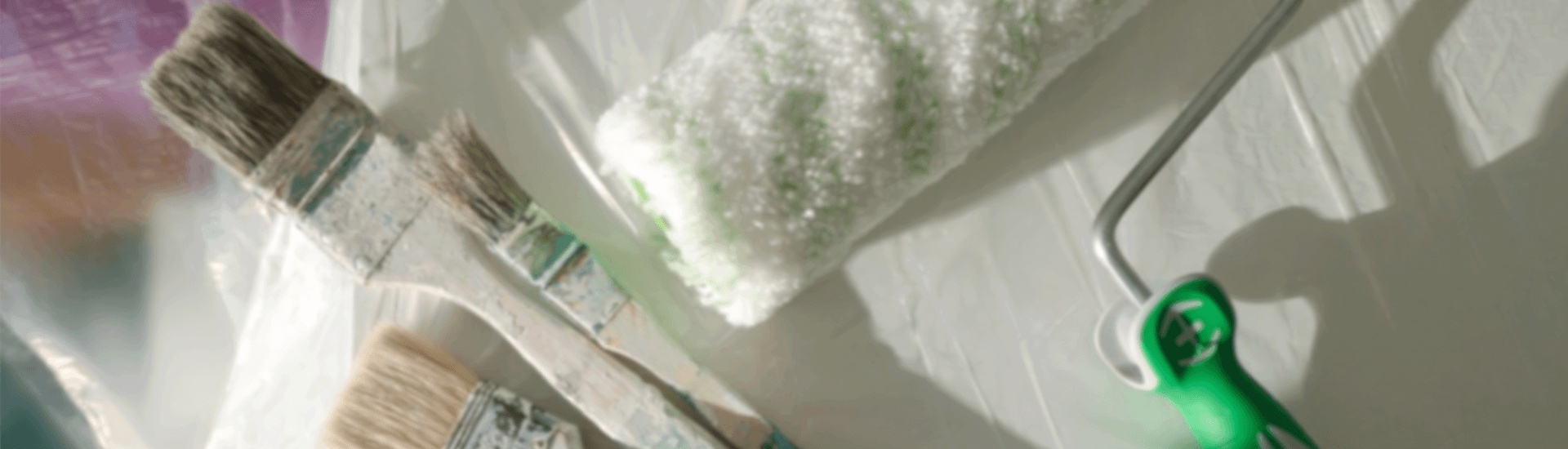 Pennelli e rullo a rappresentare la tinteggiatura a fine locazione