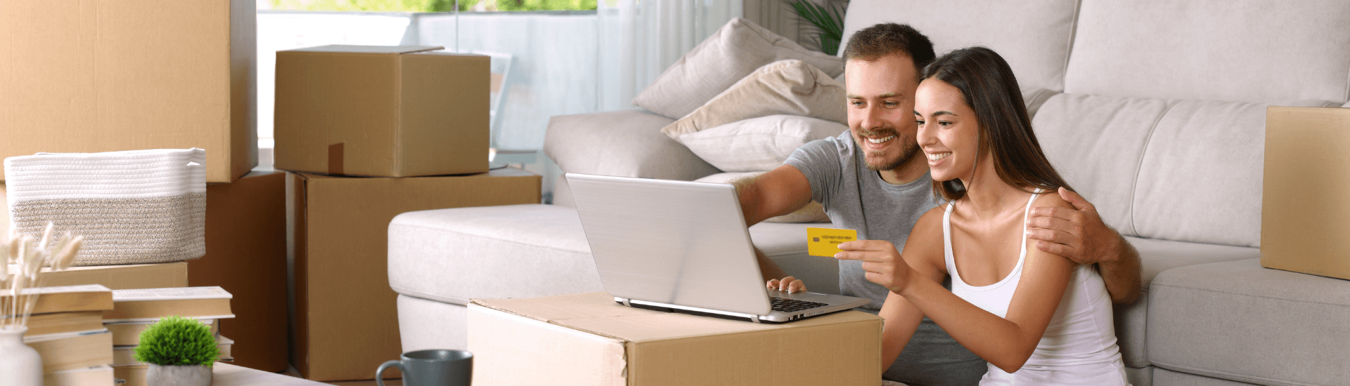 Coppia davanti al computer mentre effettua un pagamento, simbolo della tolleranza per il ritardo nel pagamento del canone