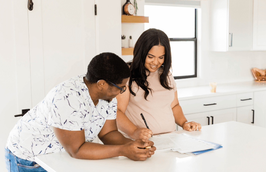 Due persone all’interno di un appartamento mentre una firma per la risoluzione del contratto di locazione