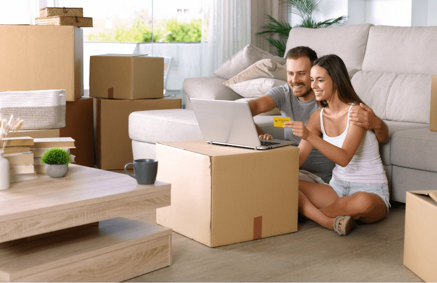 Coppia di fronte al pc che effettua un pagamento, a rappresentare la tolleranza per il ritardo nel pagamento del canone 